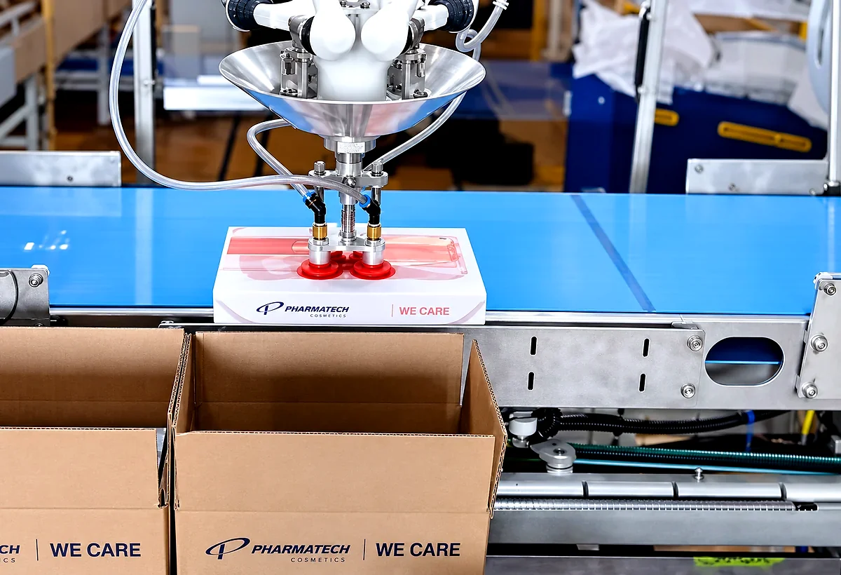 Cosmetics case packing